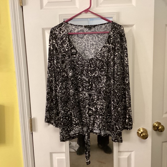 Zac & Rachel Tops - Black pattern v neck  top  3X